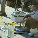 中国男子街头摆售自制水枪引热议-白嫖论坛-白菜论坛-白菜导航网